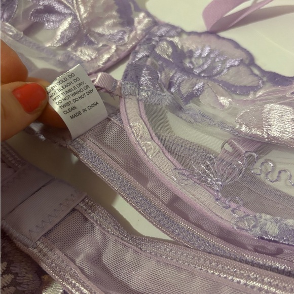 Elegant Lavender Lace lingerie set with Delicate Straps - Picture 3 of 11